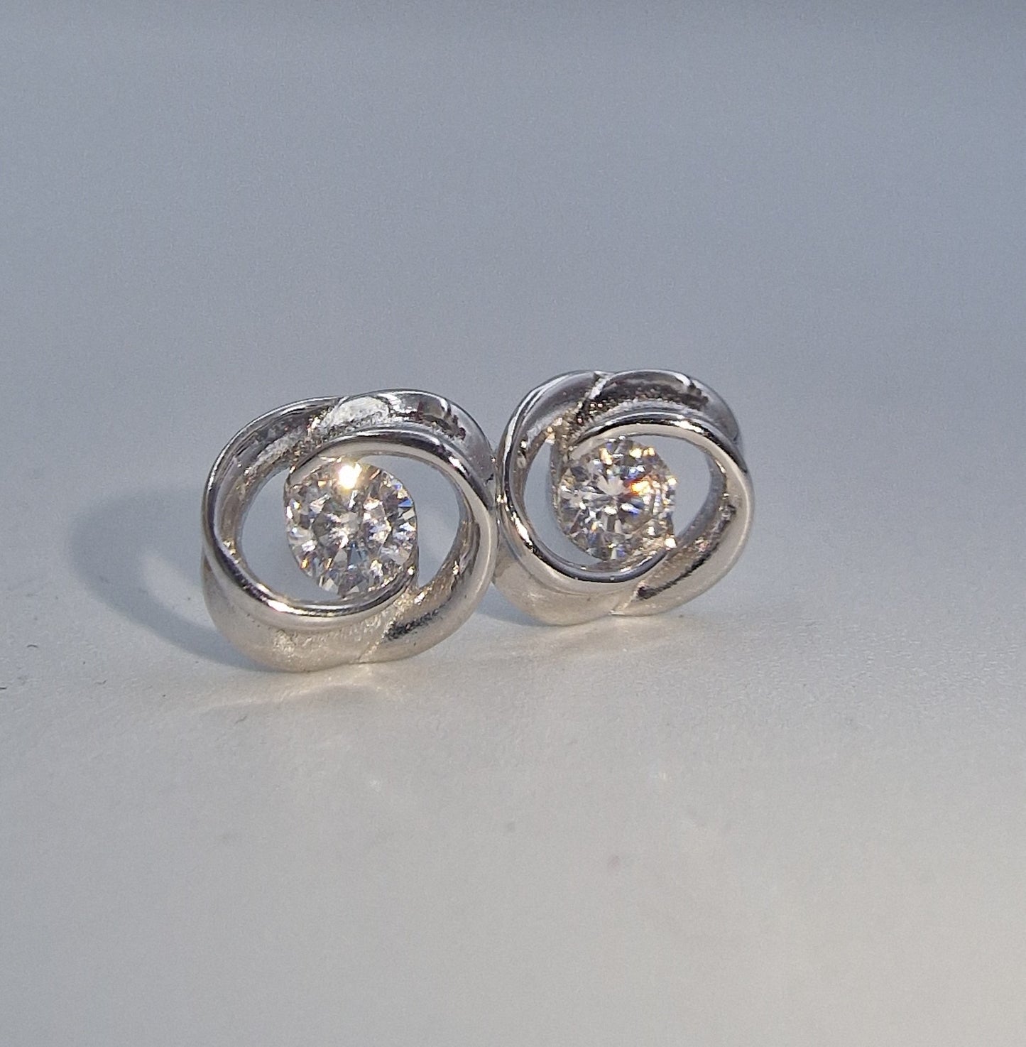 Zilveren oorstekertjes met zirkonia steentje