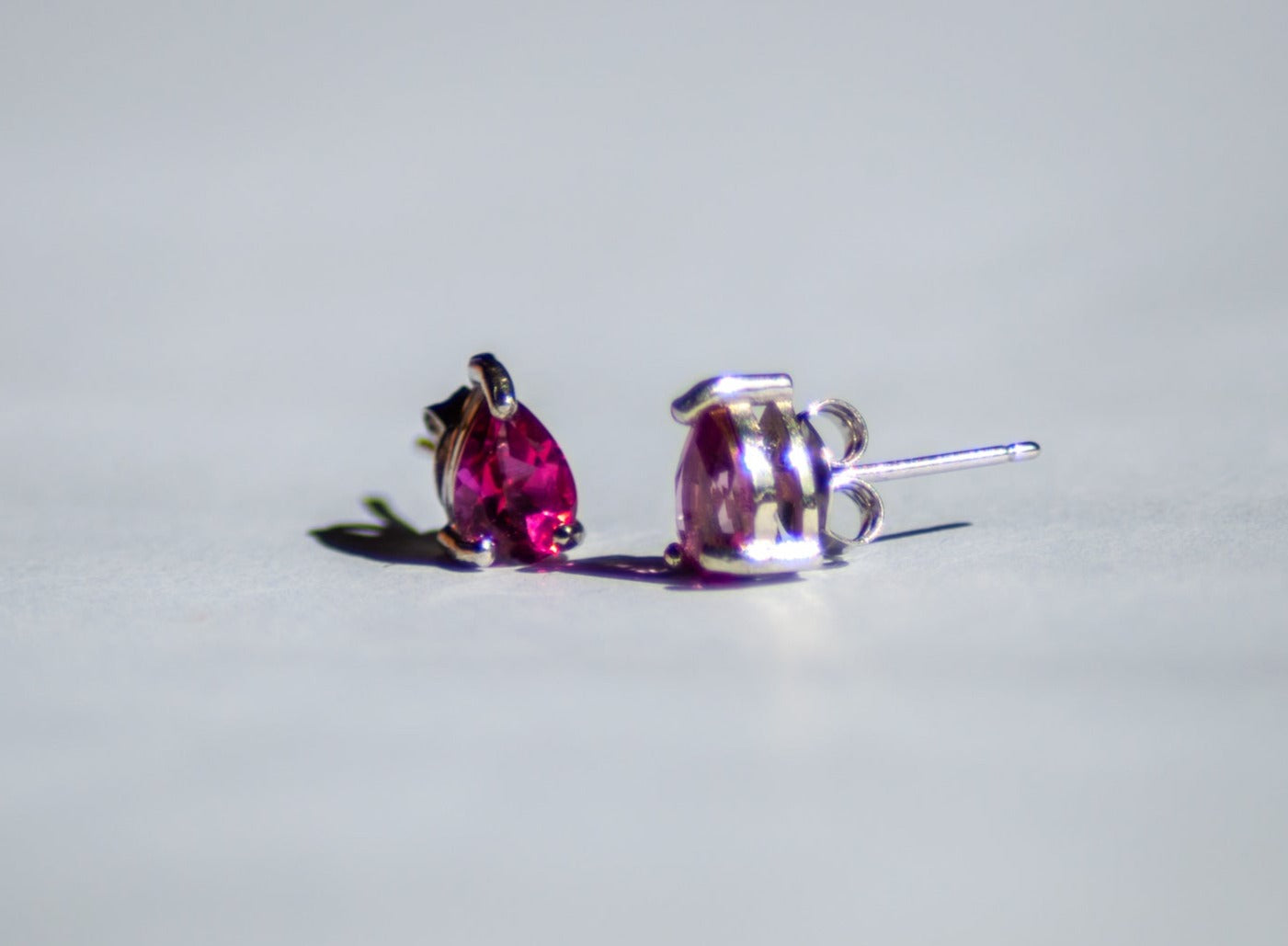 Oorstekers met roze Topaas