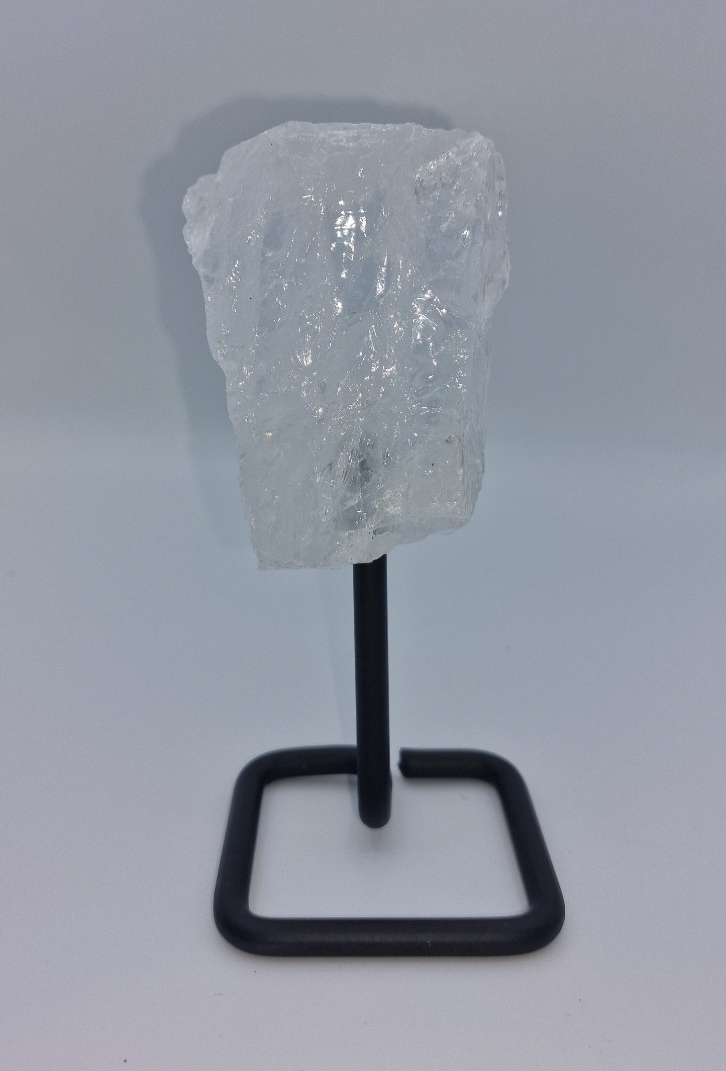 Bergkristal ruw op standaard