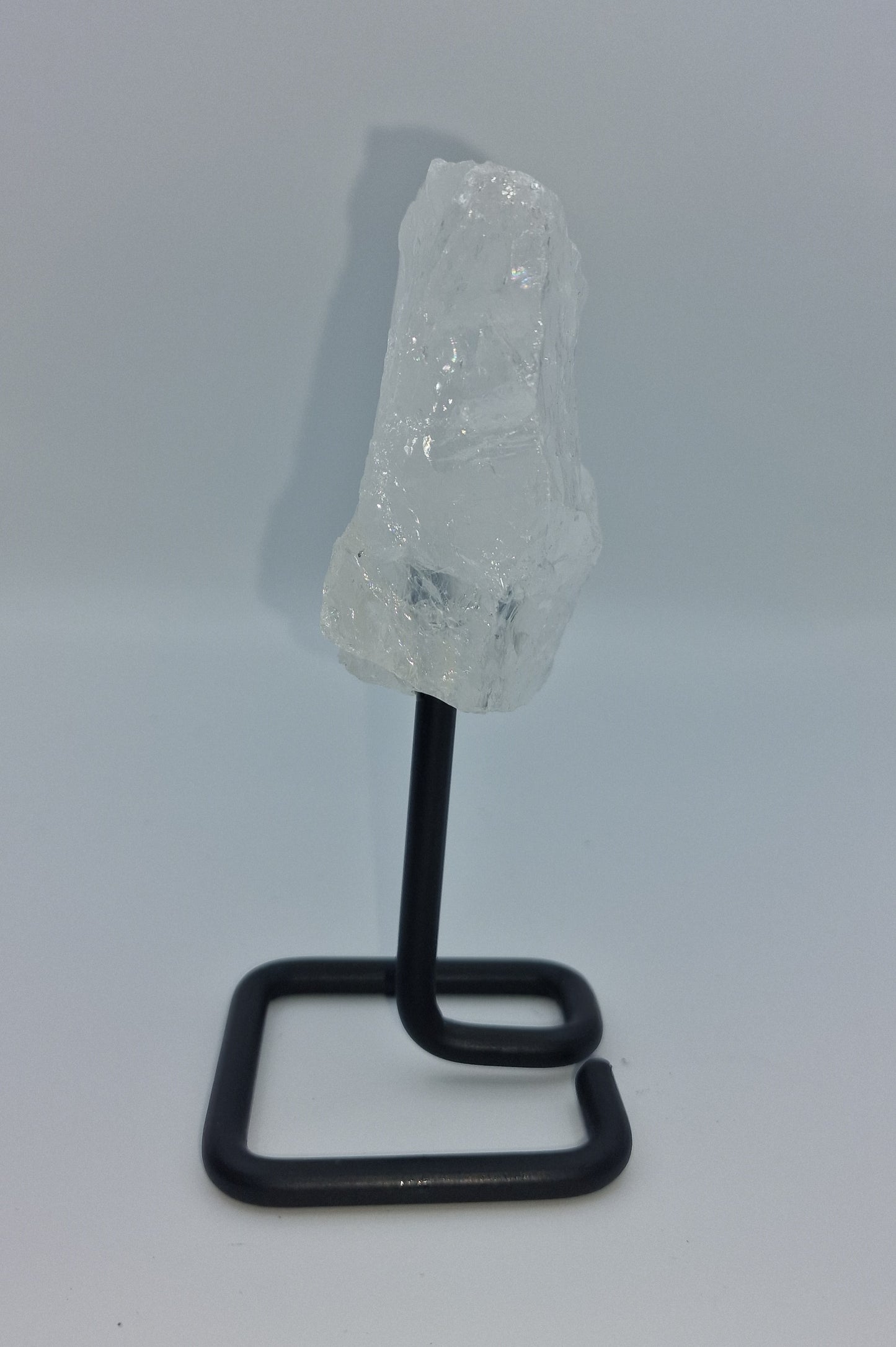 Bergkristal ruw op standaard