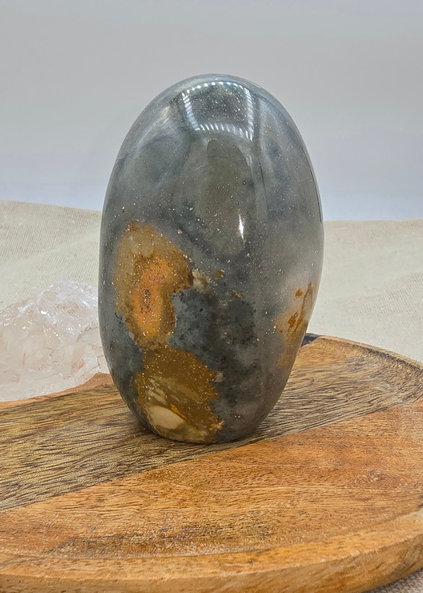 Polychroom jaspis sculptuur